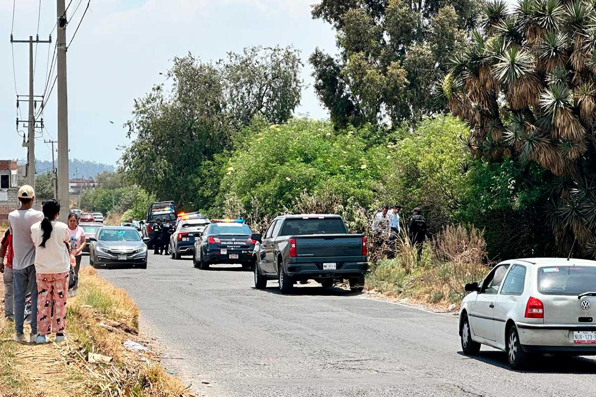 Hallan cuerpo sin vida en canal de aguas negras entre Capultitlán y San Felipe Tlalmimilolpan.