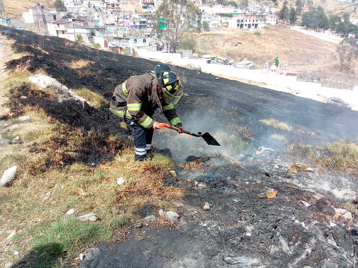 Bombero combatiendo incendio.