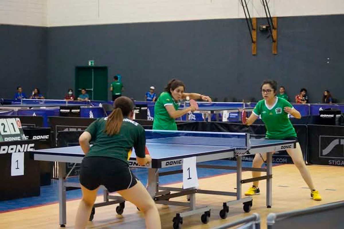 Estudiantes y atlétas de la UAEMéx en juego de tenis de mesa.