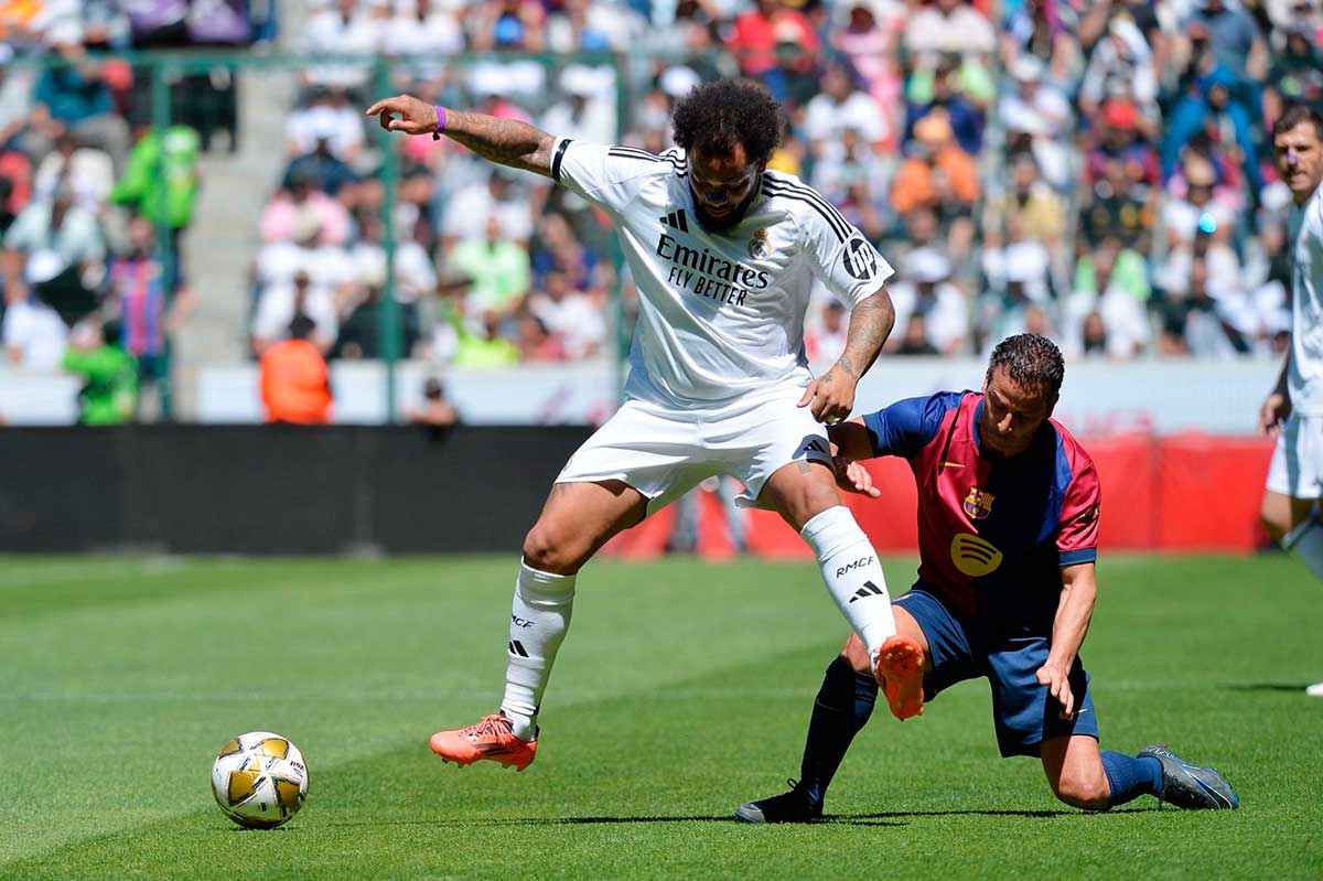 Leyendas del Barça y Real Madrid hacen vibrar Toluca en un partidazo histórico