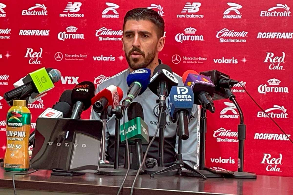 Paulinho, jugador de los Diablos Rojos del Toluca en conferencia de prensa.