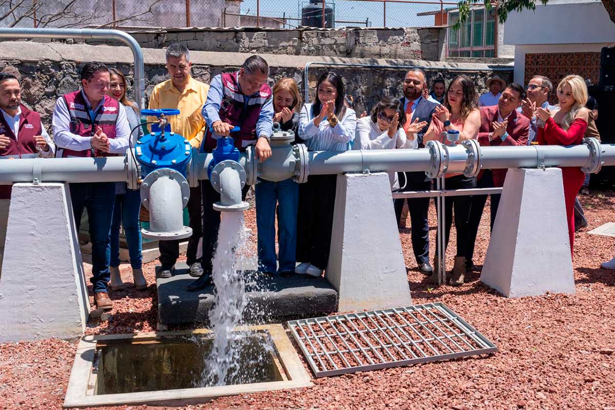 El presidente municipal de Toluca Ricardo Moreno inaugura un pozo de agua.