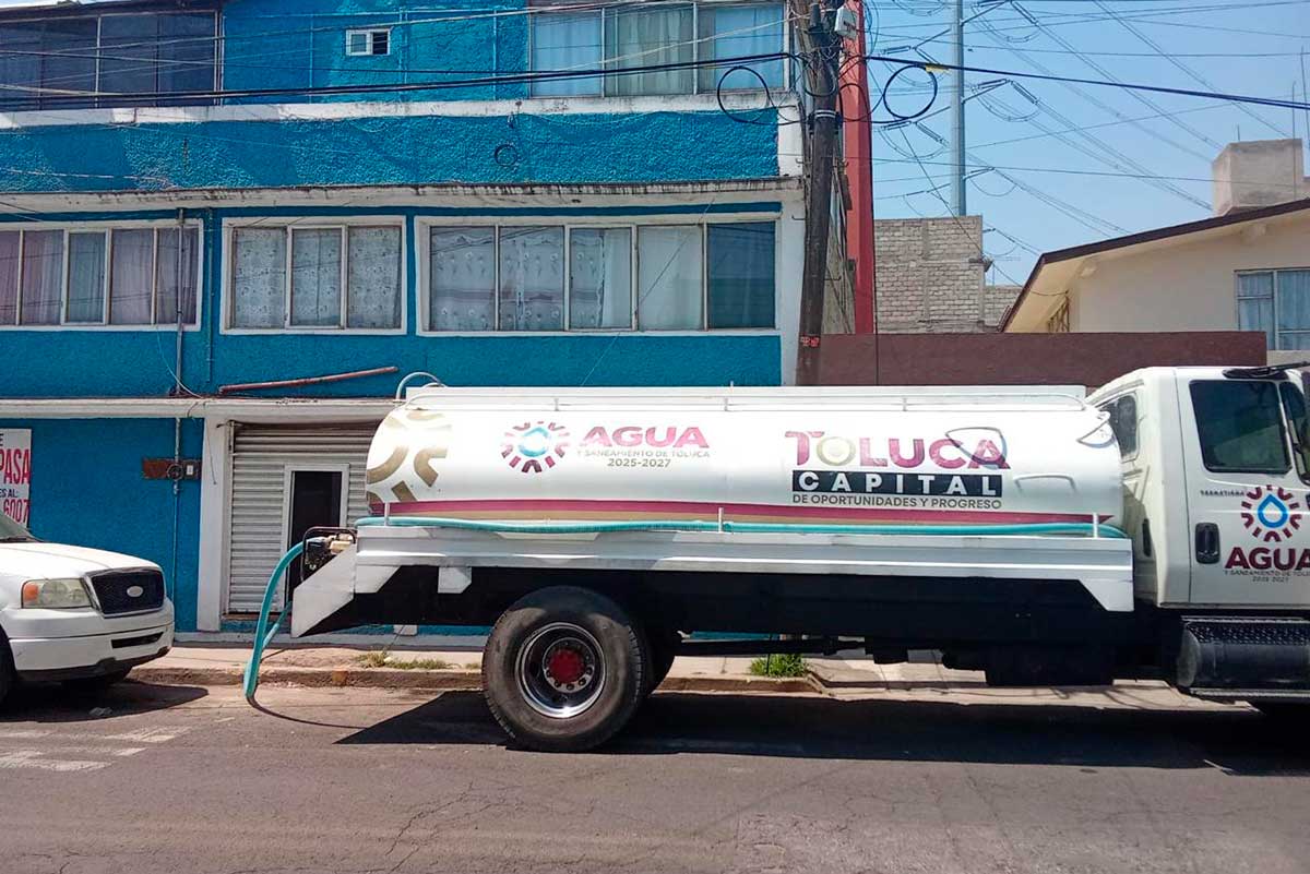 Toluca mantiene distribución gratuita de agua potable en abril: consulta días y colonias