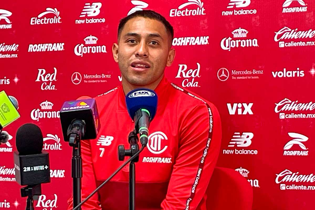 Jugfador de fútbol del Toluca habla en conferencia de prensa.