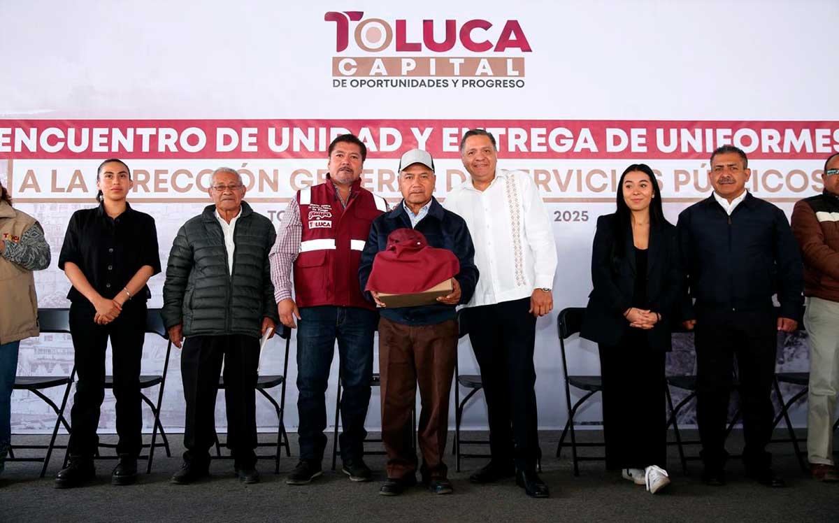 Ricardo Moreno presidente municipal de Toluca entrega uniformes y herramientas a trabajodores de limpieza.