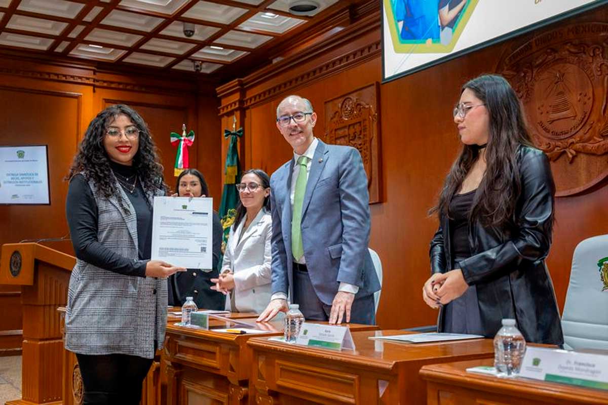 UAEMéx entrega de forma simbólica becas y estímulos a estudiantes.