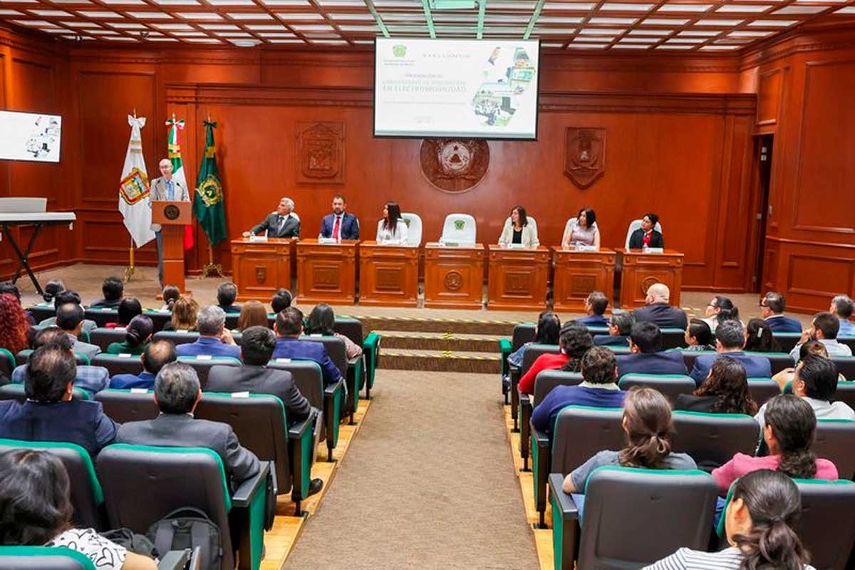 UAEMéx y STELLANTIS en acto universitario.