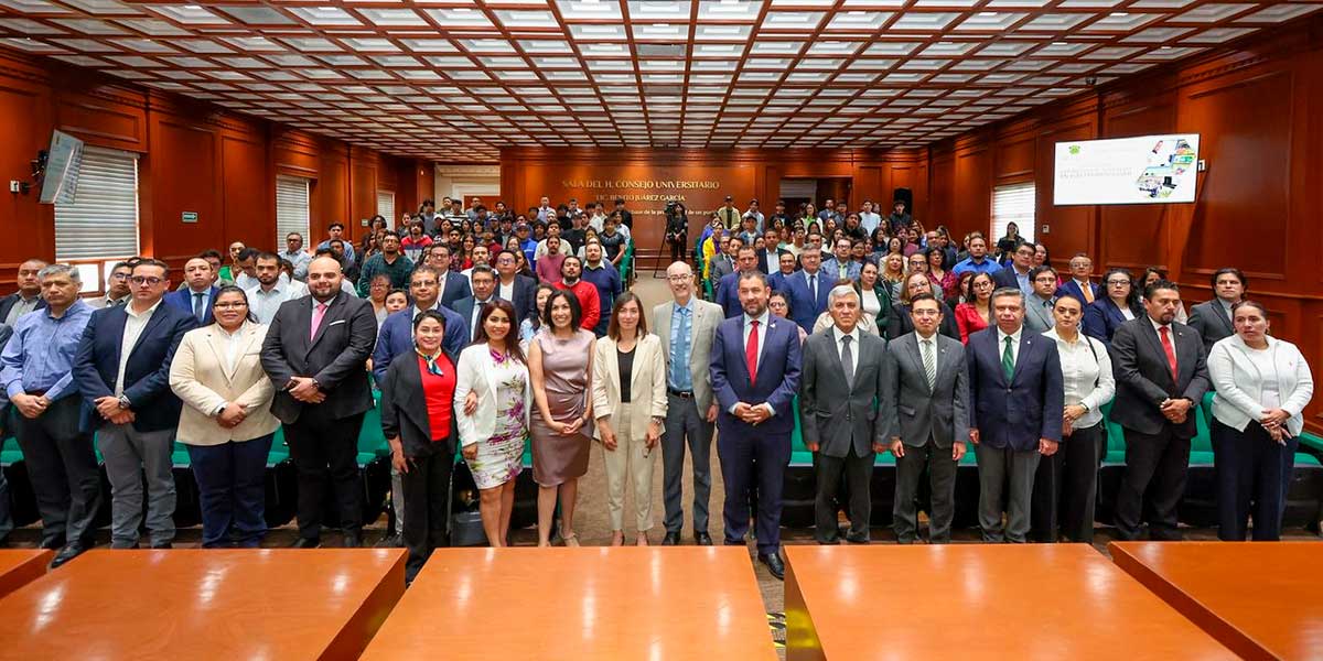 UAEMéx y STELLANTIS en acto universitario.