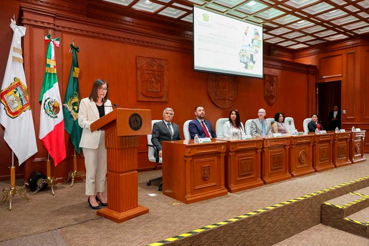 UAEMéx y STELLANTIS en acto universitario.