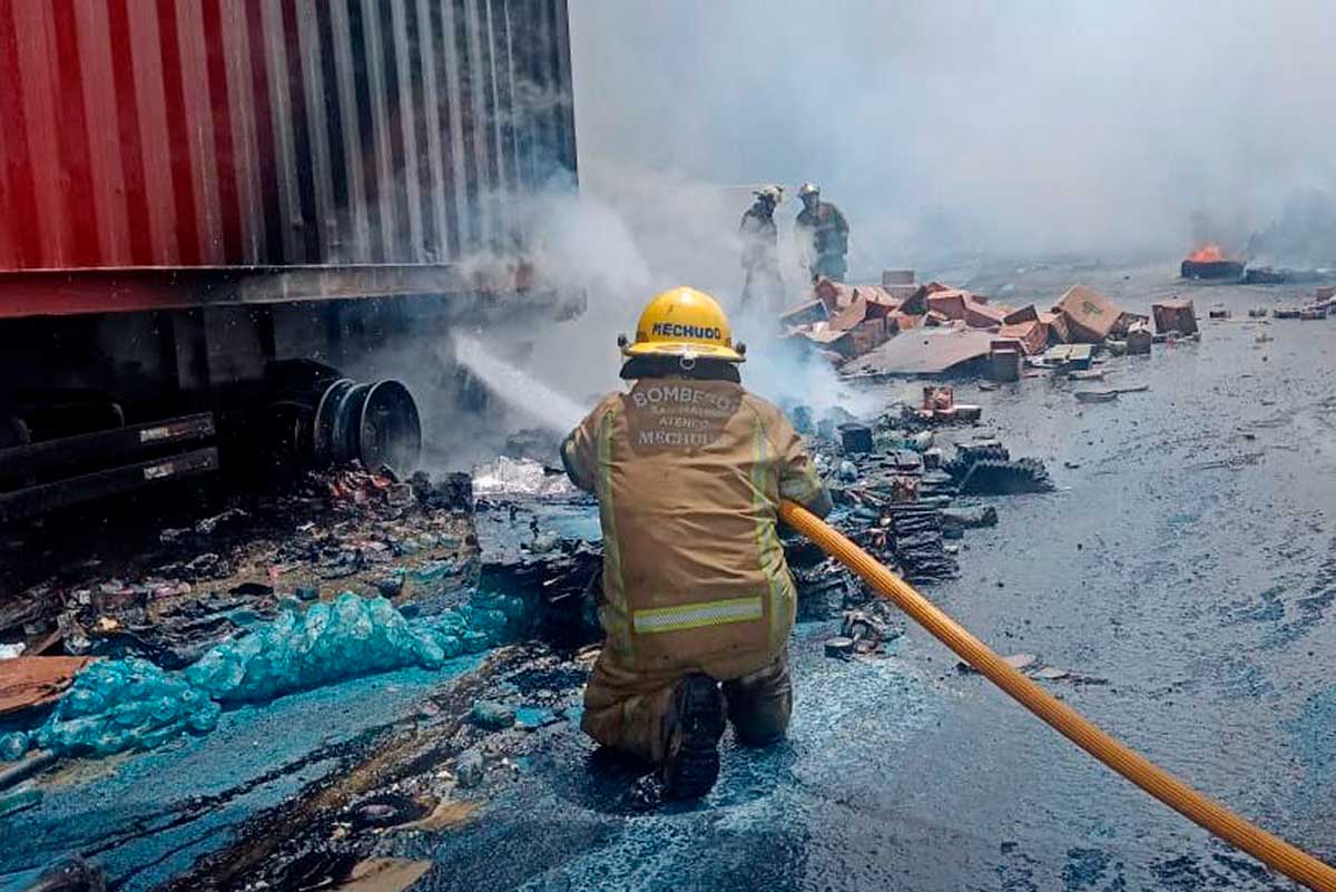 Bomberos de San Mateo Atenco apoyan en incendio tras choque de tráilers en la México–Toluca