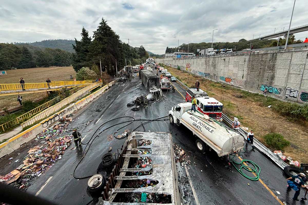 Caos en la autopista México-Toluca por choque e incendio de cuatro tráileres