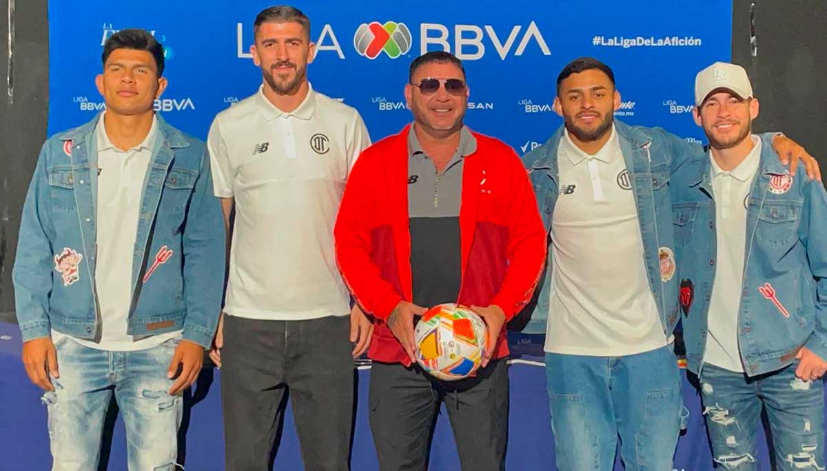 Director técnico y jugadores de los Diablos Rojos de Toluca.