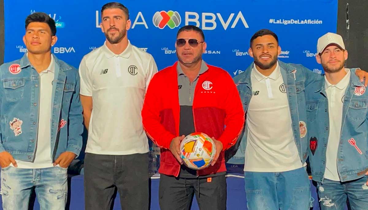 Director técnico y jugadores de los Diablos Rojos de Toluca.