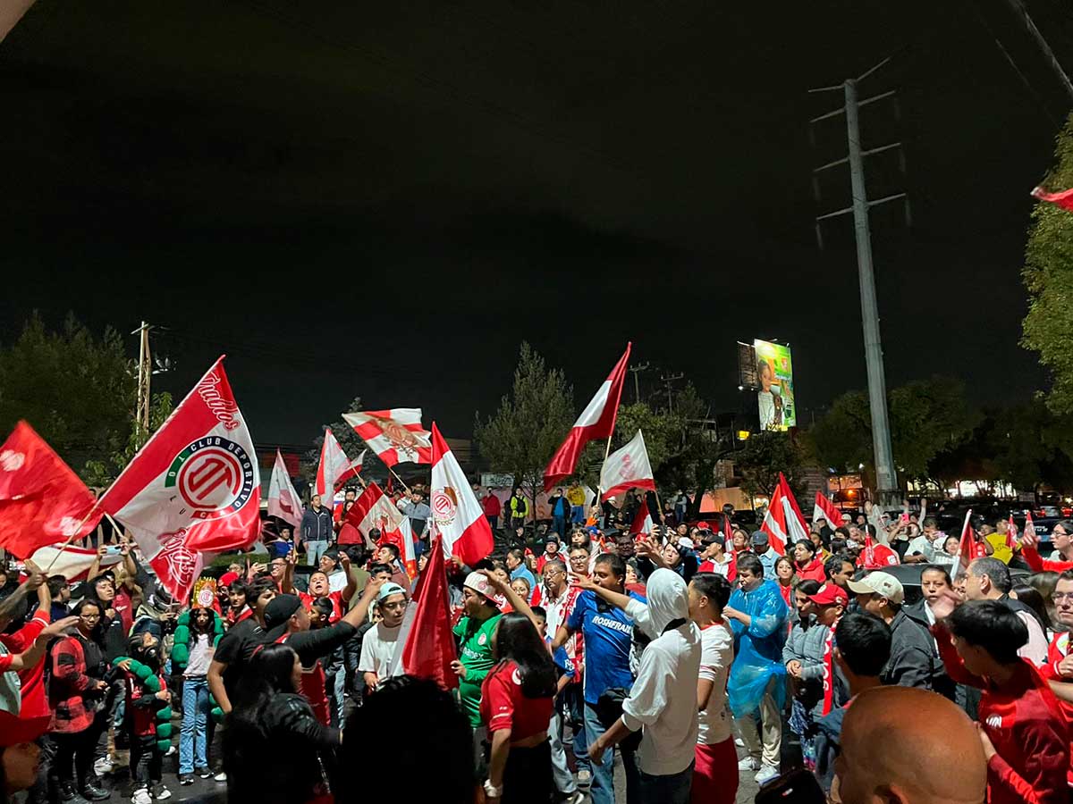 La afición de Los Diablos Rojos del Toluca festejando previo al partido de la gran final del futbol mexicano.