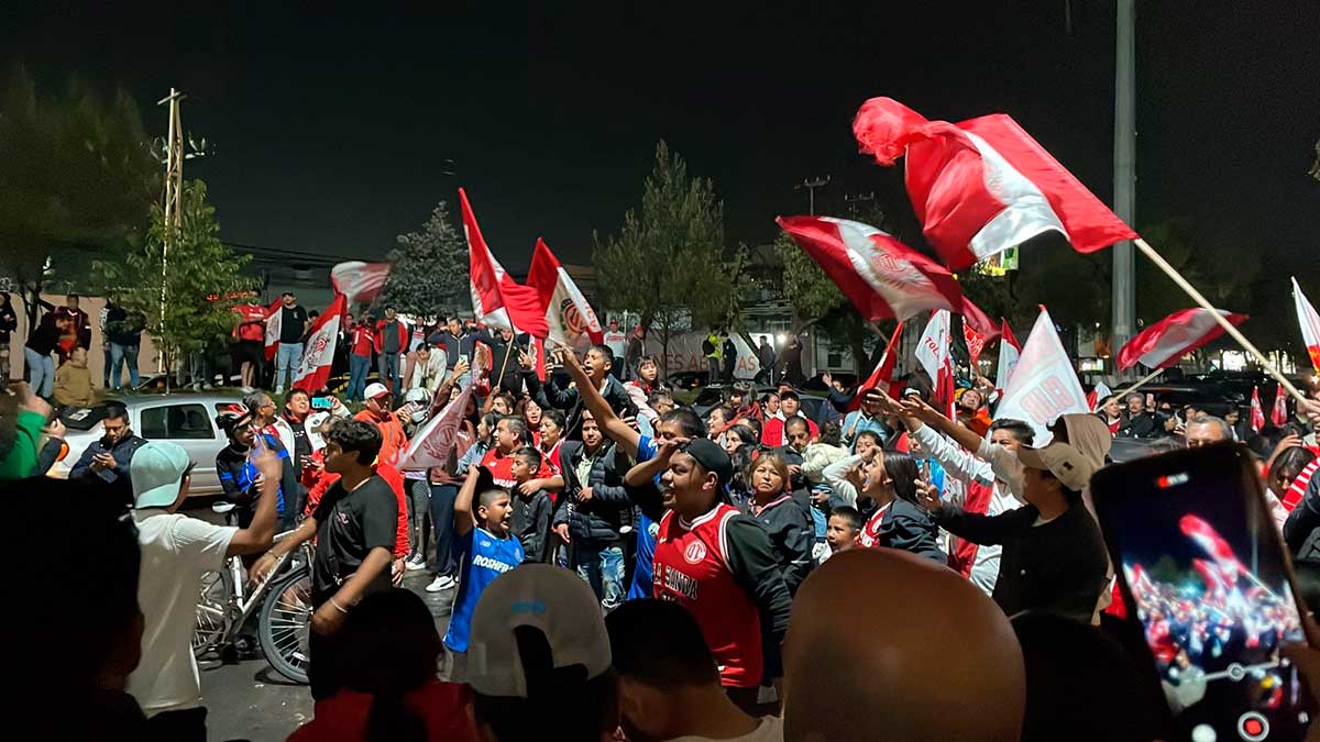 La afición de Los Diablos Rojos del Toluca festejando previo al partido de la gran final del futbol mexicano.