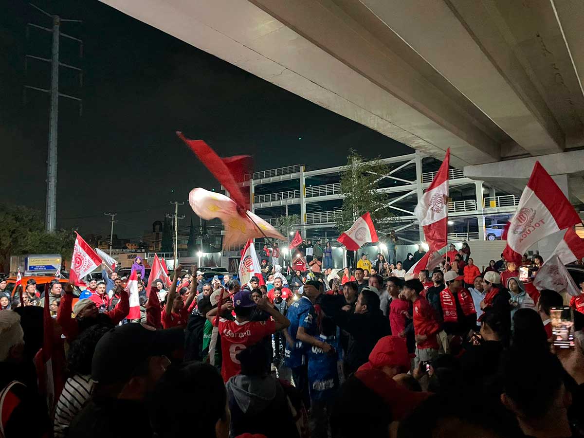 La afición de Los Diablos Rojos del Toluca festejando previo al partido de la gran final del futbol mexicano.