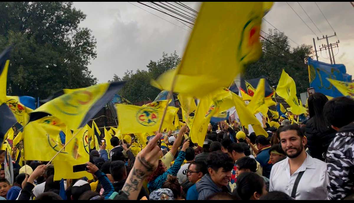 La afición de Las Águilas del América festejando previo al partido de la gran final del futbol mexicano.