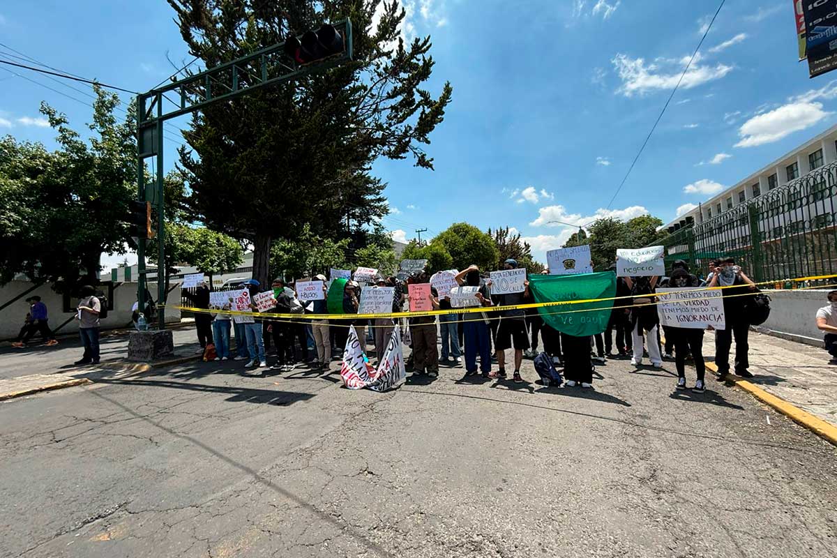 Estudiantes de la Universidad Autónoma del Estado de México se movilizan en Toluca.