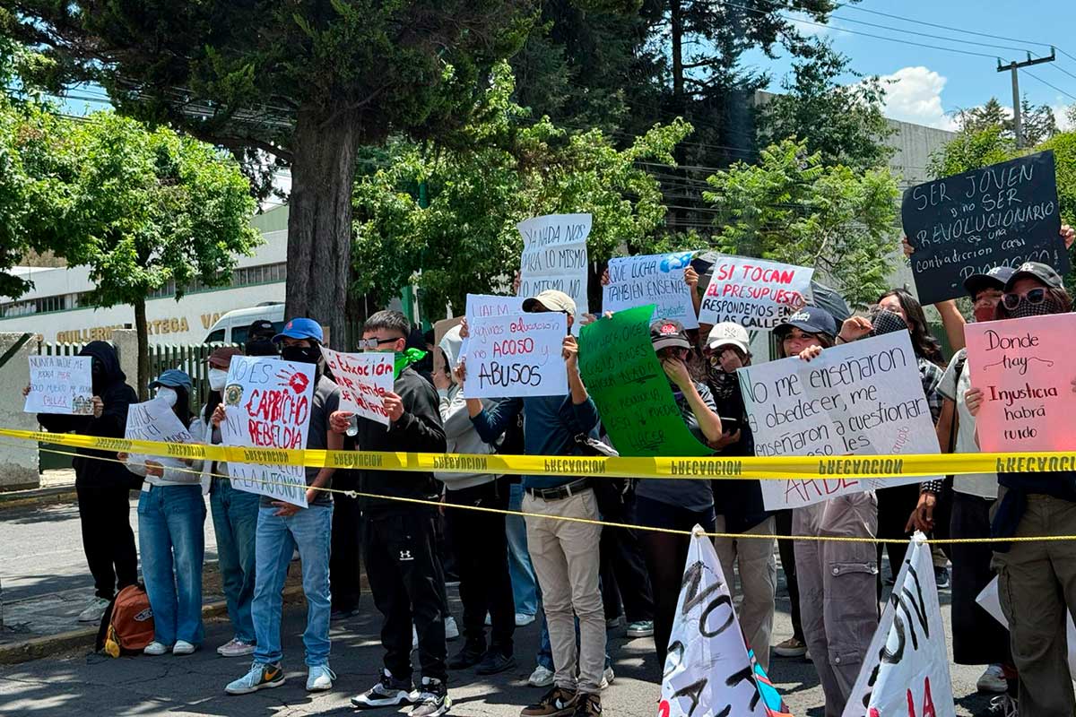Estudiantes de la Universidad Autónoma del Estado de México se movilizan en Toluca.