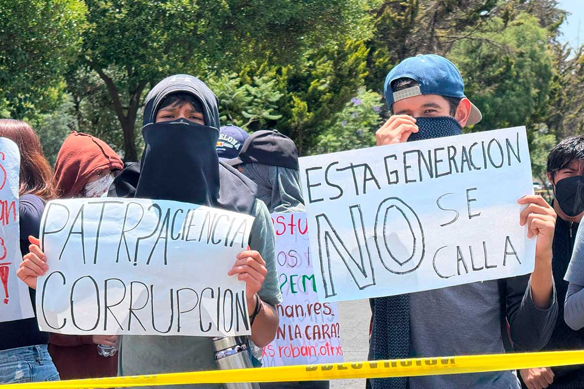 Estudiantes de la UAEMéx se movilizan en Toluca.
