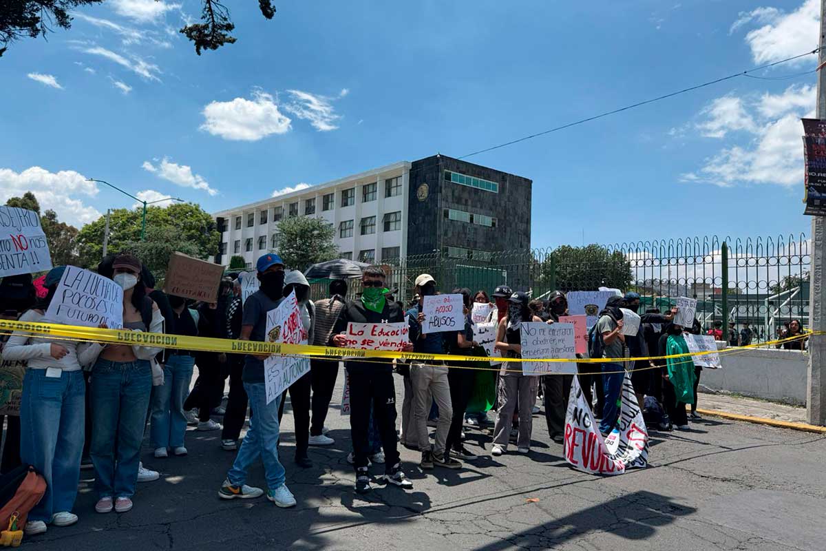 Estudiantes de la UAEMéx se movilizan en Toluca.