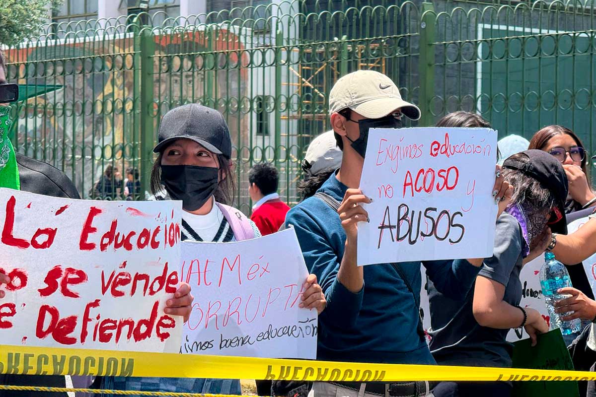 Estudiantes de la UAEMéx se movilizan en Toluca.