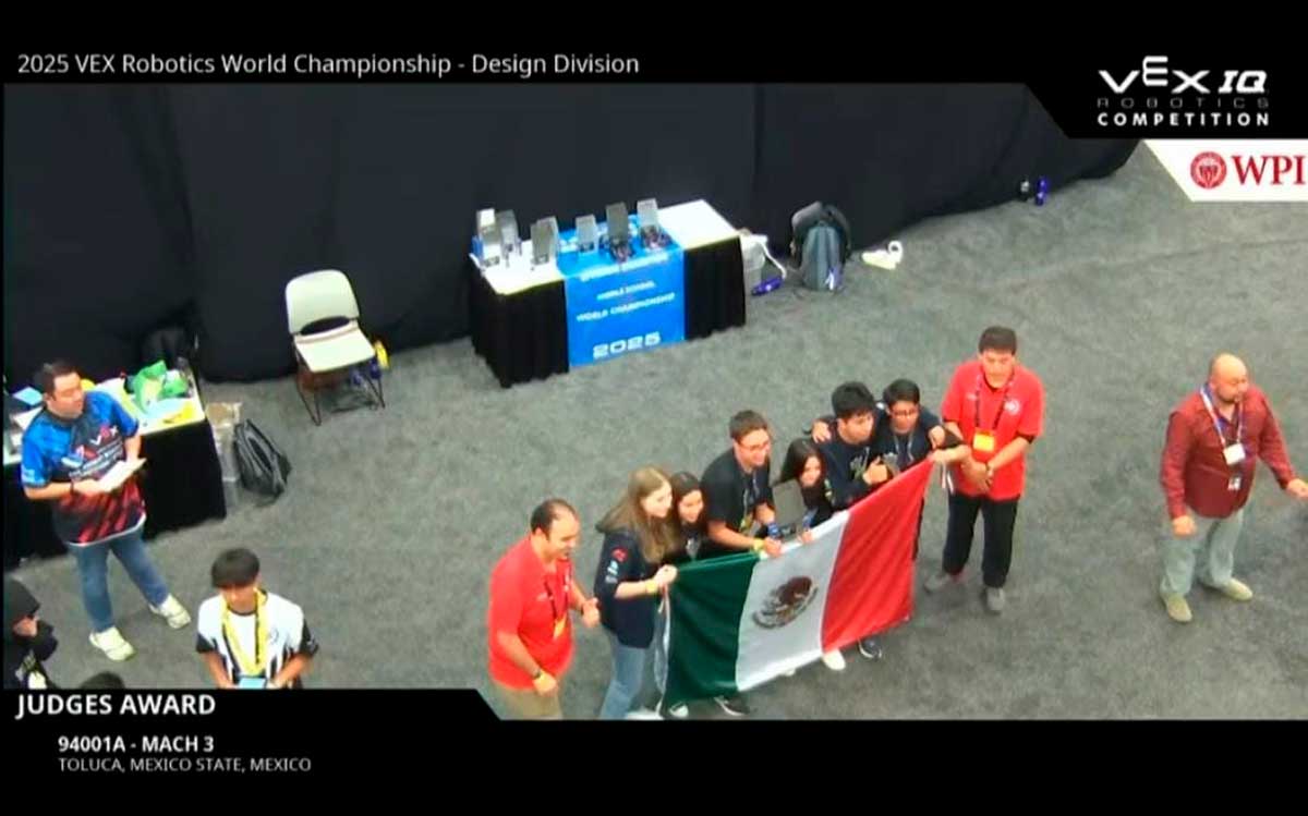 Estudiantes de Toluca brillan en el Mundial de Robótica en Dallas Texas.
