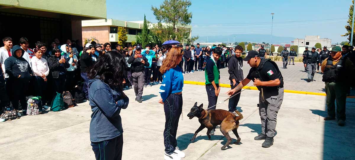 Impresionan Binomios Caninos de la Policía de Toluca a Jóvenes del CECyTEM