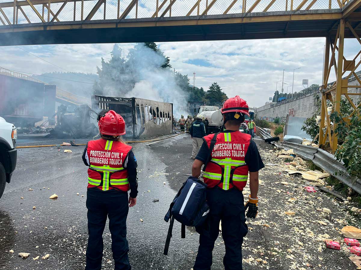 Bomberos de Toluca atienden incendio en la México - Toluca.
