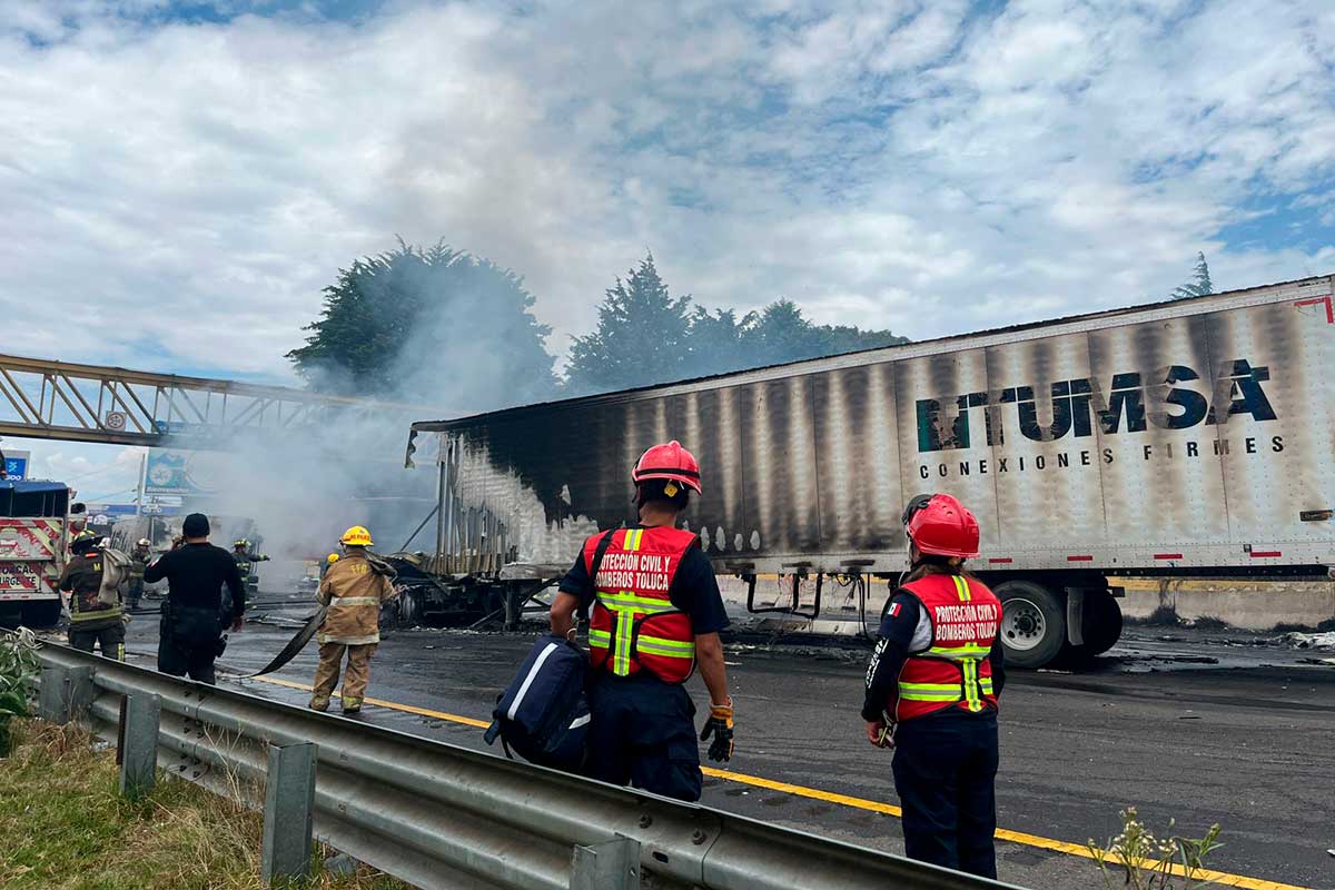 Incendio de tres tractocamiones moviliza a Bomberos de Toluca en la México-Toluca