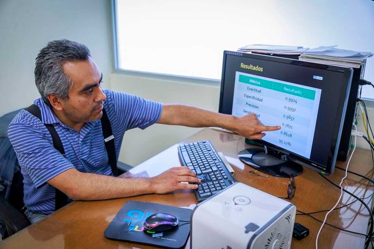 Investigador científico de la UAEMéx diseña sistema para detectar globulos blancos en la sangre.