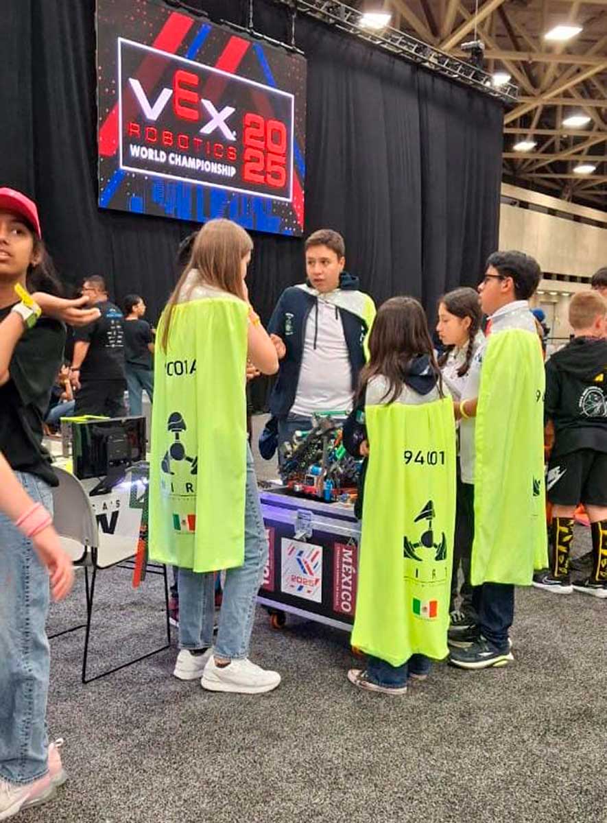 Estudiantes de Toluca participan en el Mundial de Robòtica VEX 2025 en Dallas Texas.