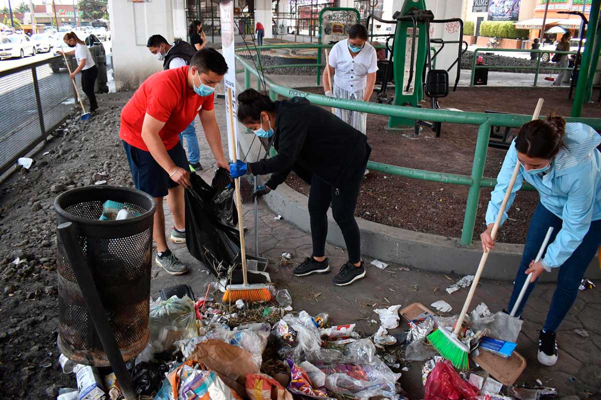 Jóvenes de Toluca embellece el bajo puente de Tollocan.