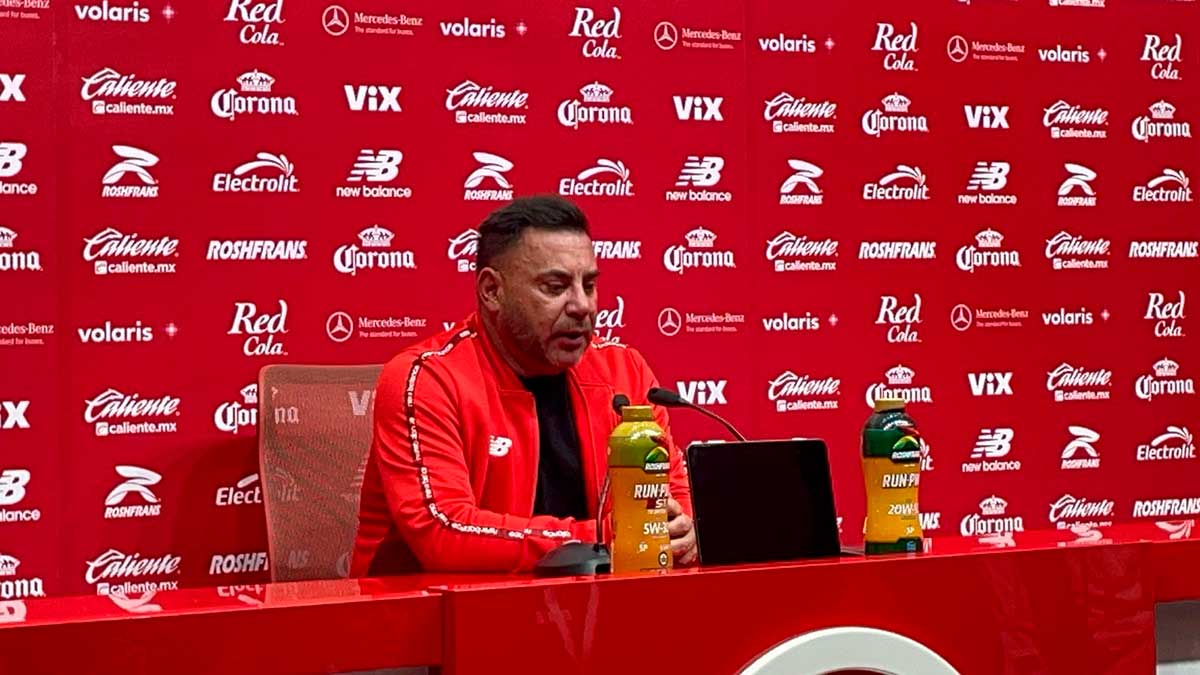 Antonio Mohamed director técnico del Toluca en conferencia de prensa.