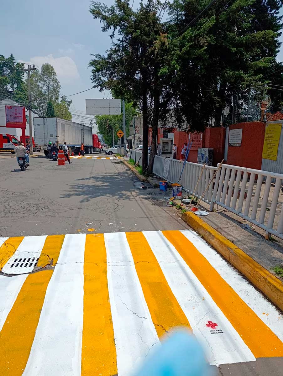 Voluntarios de la Cruz Roja señalizan calles en zonas escolares para prevenir siniestros viales.