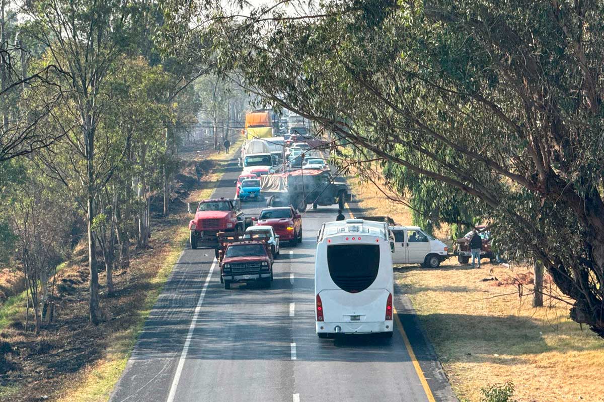 Motociclista muere tras ser embestido por un taxi en la carretera Toluca-Atlacomulco