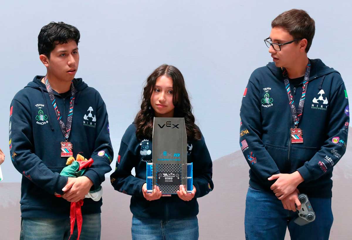 Jóvenes de Toluca ganadores del Mundial de Robótica.