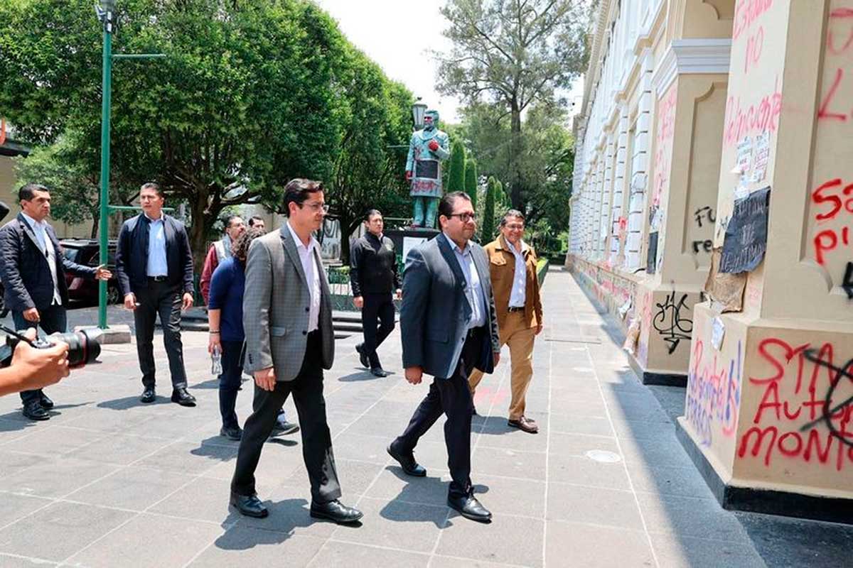 Isidro Rogel Fajardo, rector interino de la UAEMéx abre dialogo con estudiantes.
