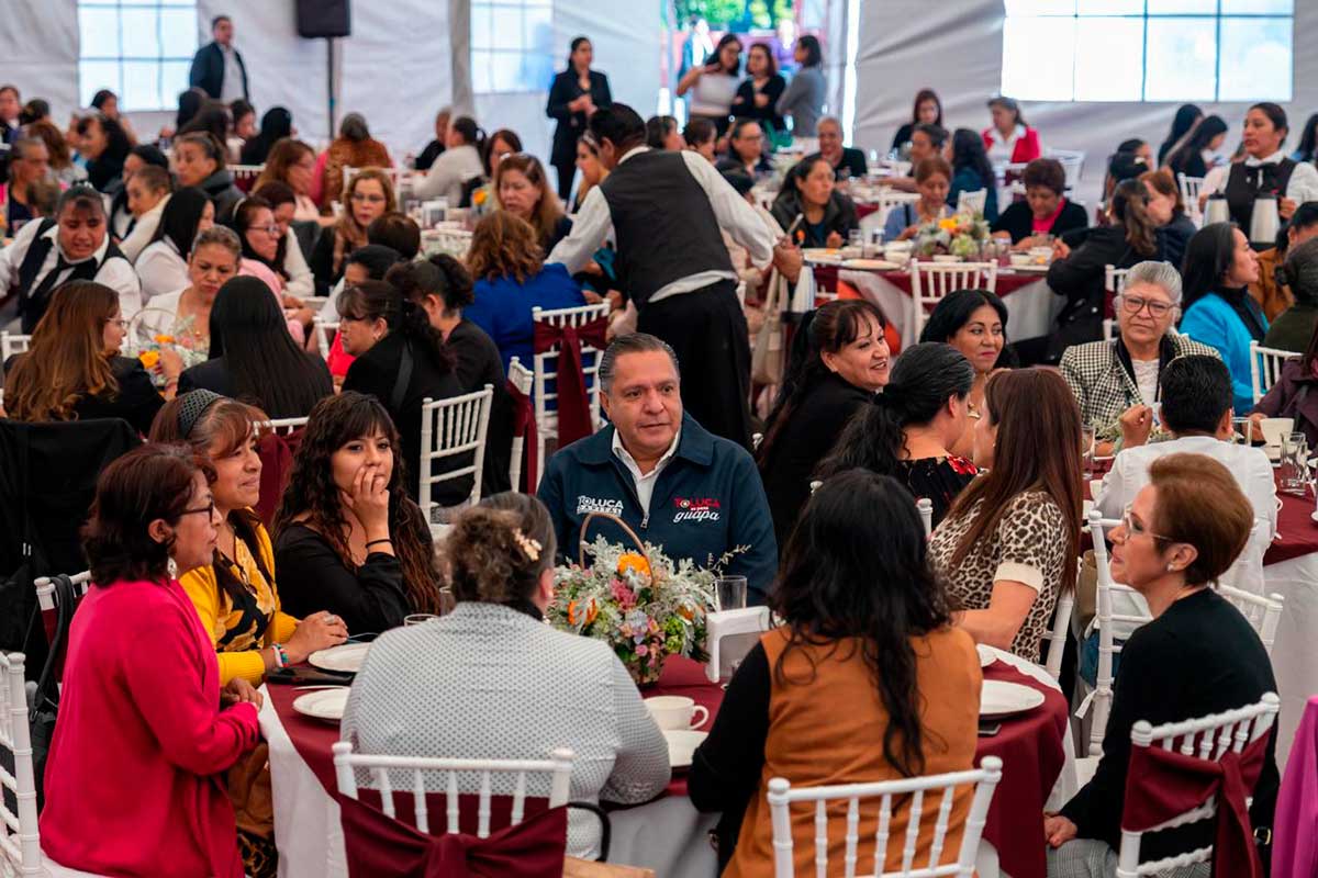 Ricardo Moreno festeja a las madres trabajadoras del Ayuntamiento de Toluca.