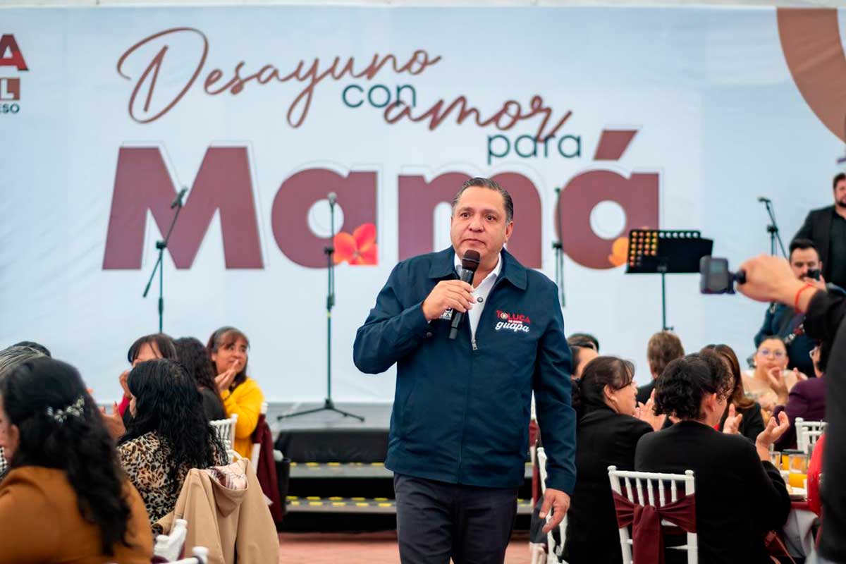 Ricardo Moreno festeja a las madres trabajadoras del Ayuntamiento de Toluca.