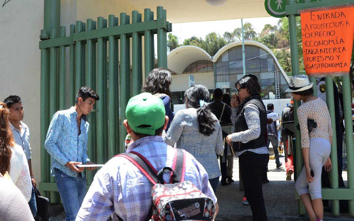 alumnos revisan segunda convocatoria uaemex 2025