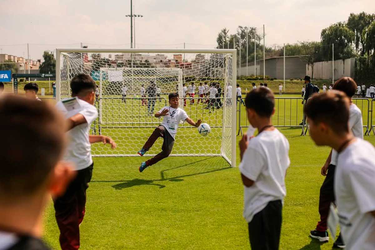 Niños jugando soccer.