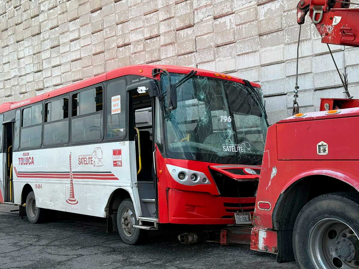 Autobús de transporte público remolcado por accidente en Toluca.
