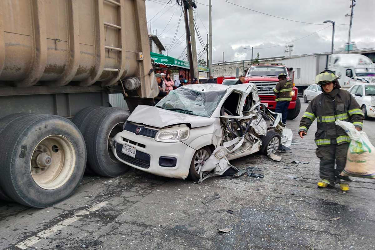 Bomberos de Toluca controlan derrame de combustible tras choque en Santa Cruz Azcapotzaltongo