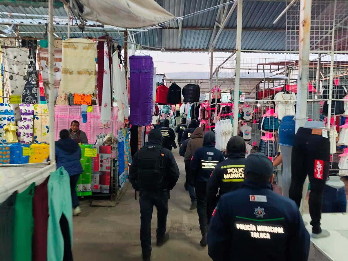El gobierno de Toluca realiza operativos para recuperar especios públicos en el Tianguis de Palmillas.