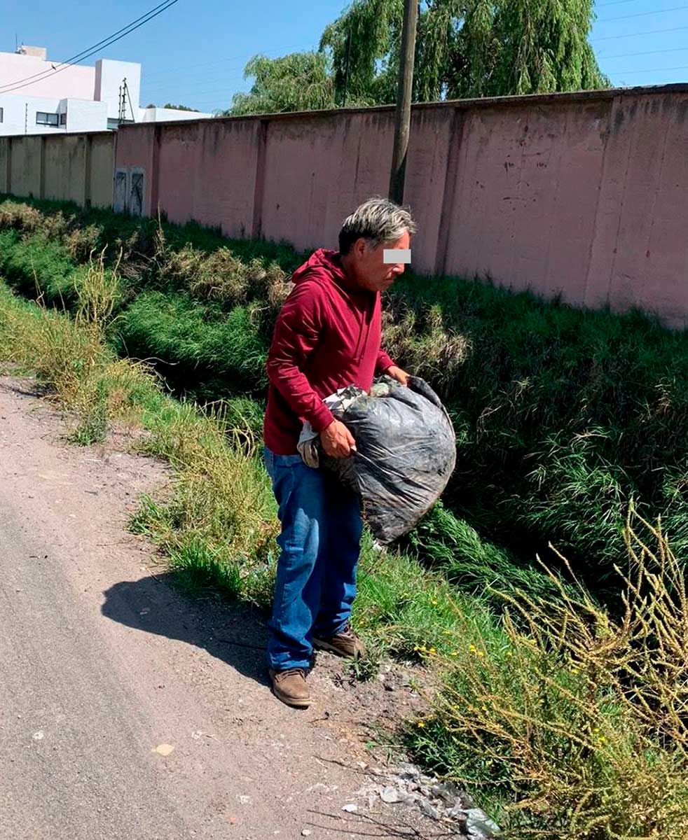 Hombre es detino en Toluca por tirar basura en la vía pública.