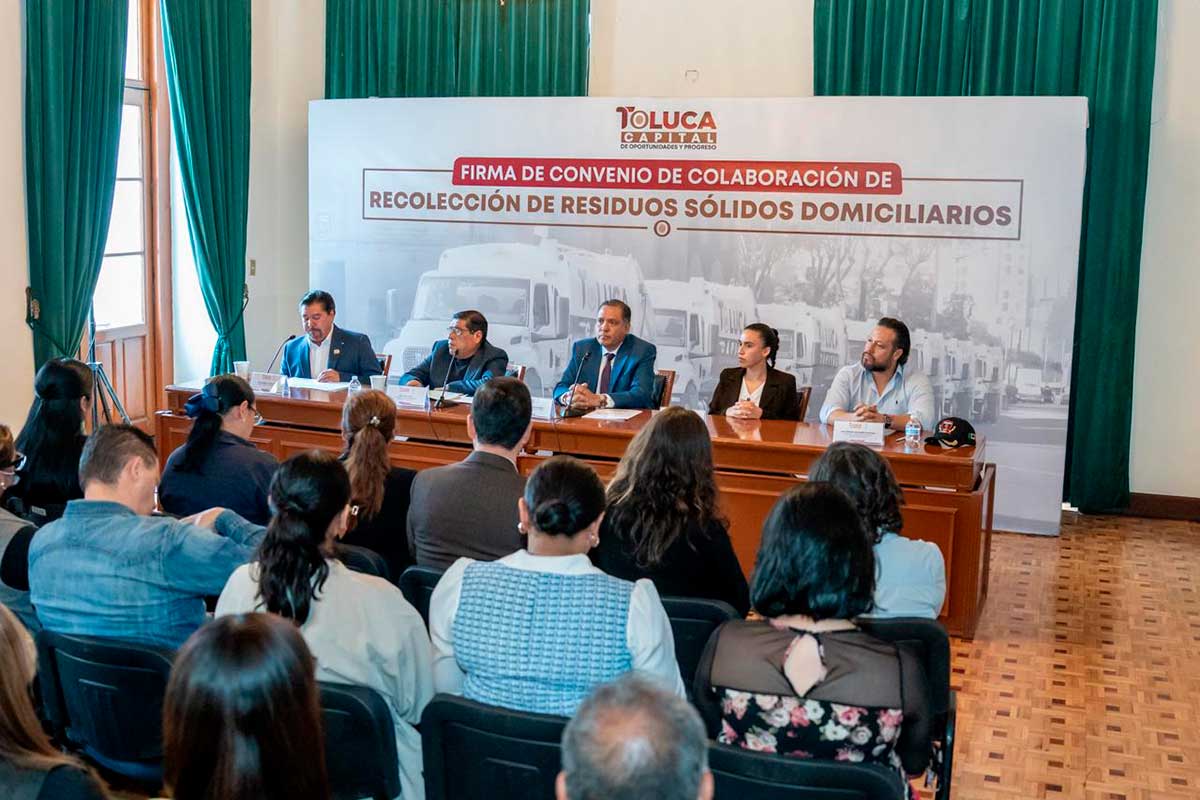 Ricardo Moreno firma acuerdo con la Central de Abastos.