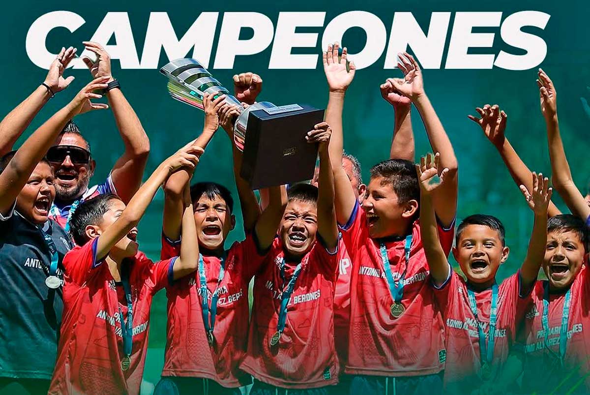 Campeones de futb9ol infantil.