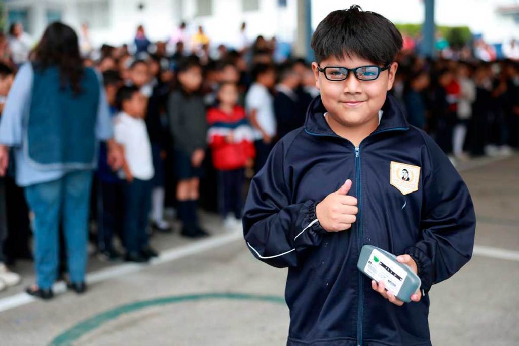 Huixquilucan entrega más de mil 500 lentes gratuitos a estudiantes para mejorar su visión y aprendizaje. Noticias en tiempo real