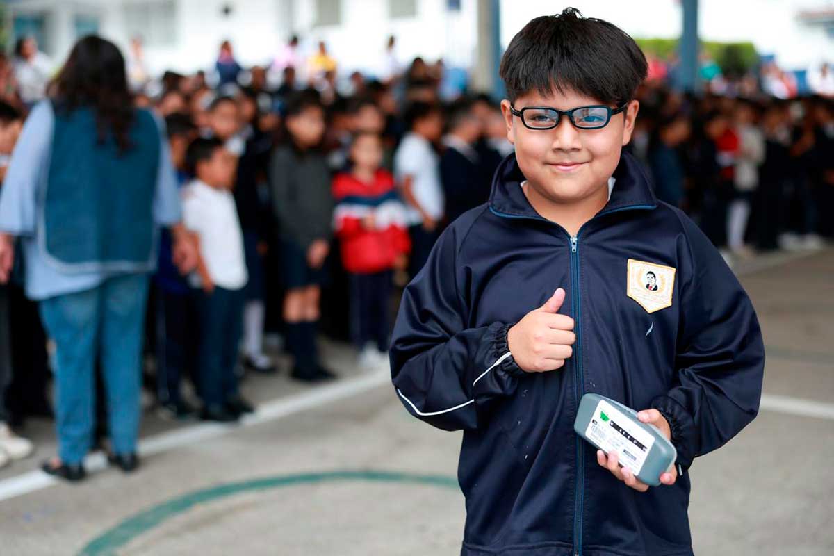Huixquilucan entrega más de mil 500 lentes gratuitos a estudiantes para mejorar su visión y aprendizaje